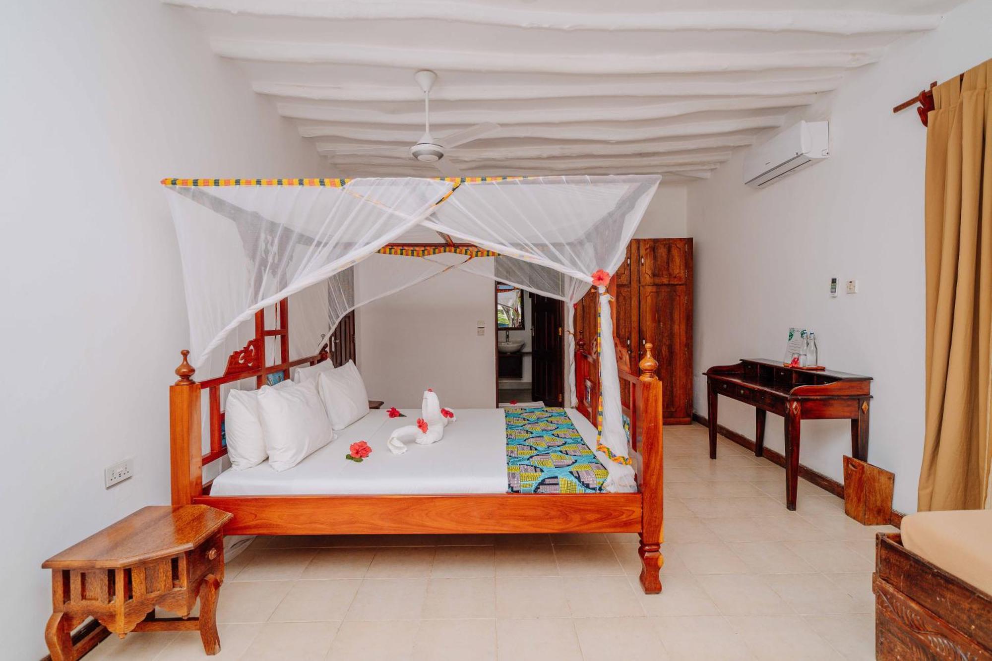 Spice Island Hotel & Resort Джамбиани Екстериор снимка