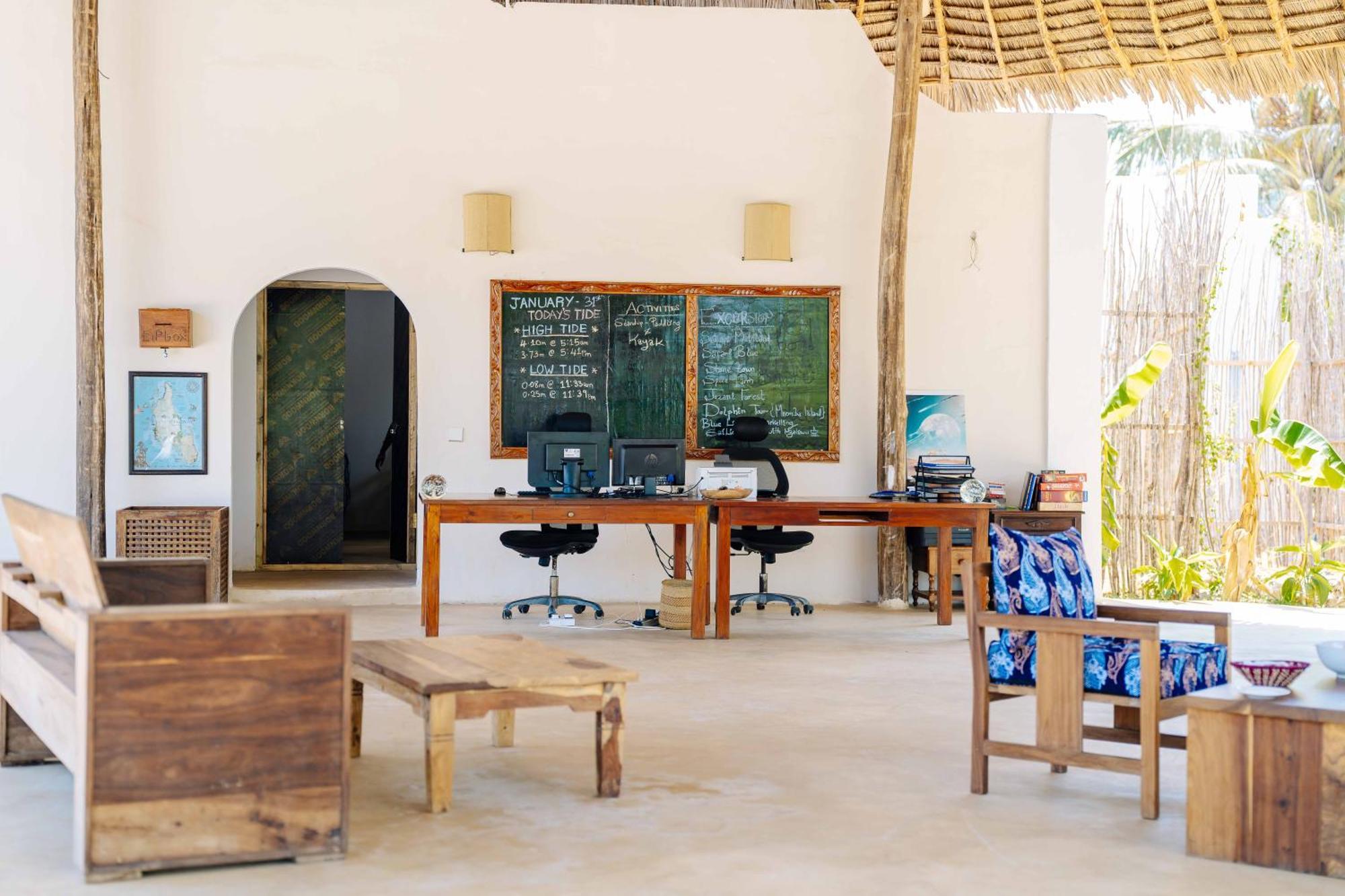 Spice Island Hotel & Resort Джамбиани Екстериор снимка